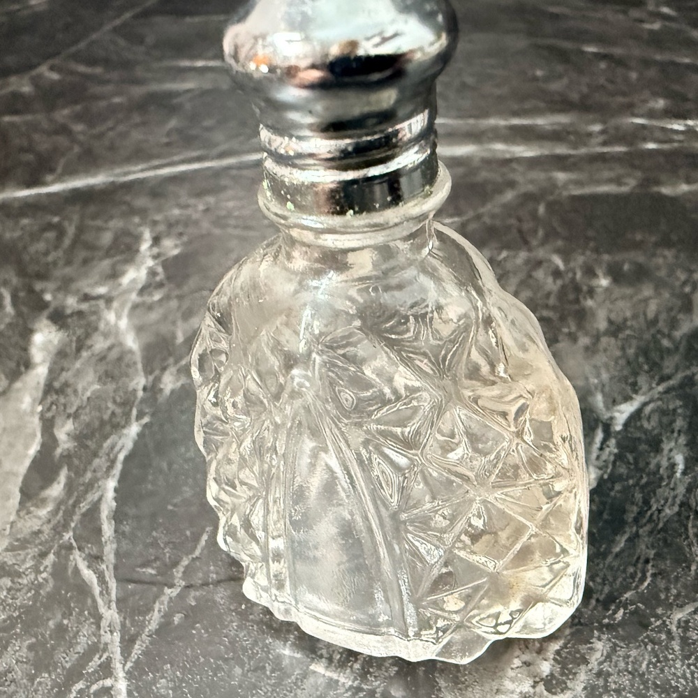 Small Salt & Pepper Shakers - Picture 4 of 16